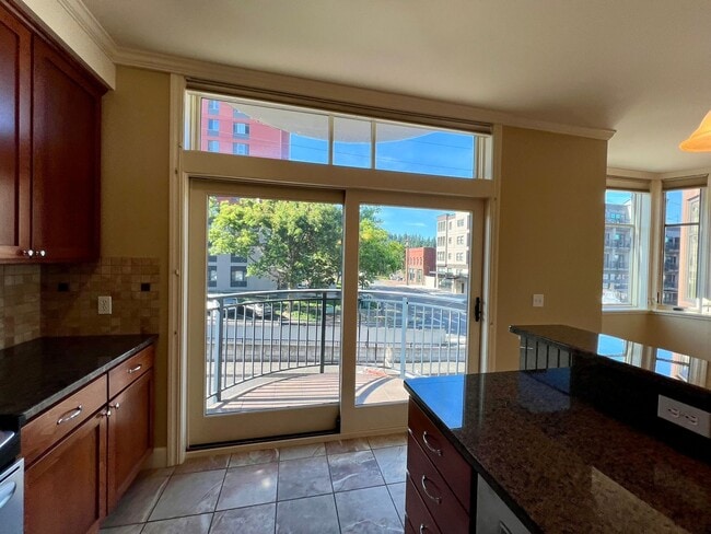 Building Photo - Spacious 2 Bedroom Condo in Fairhaven!