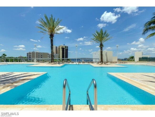 Building Photo - 3000 Oasis Grand Blvd