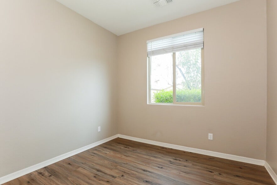 Building Photo - 4411 Kirkland Ave