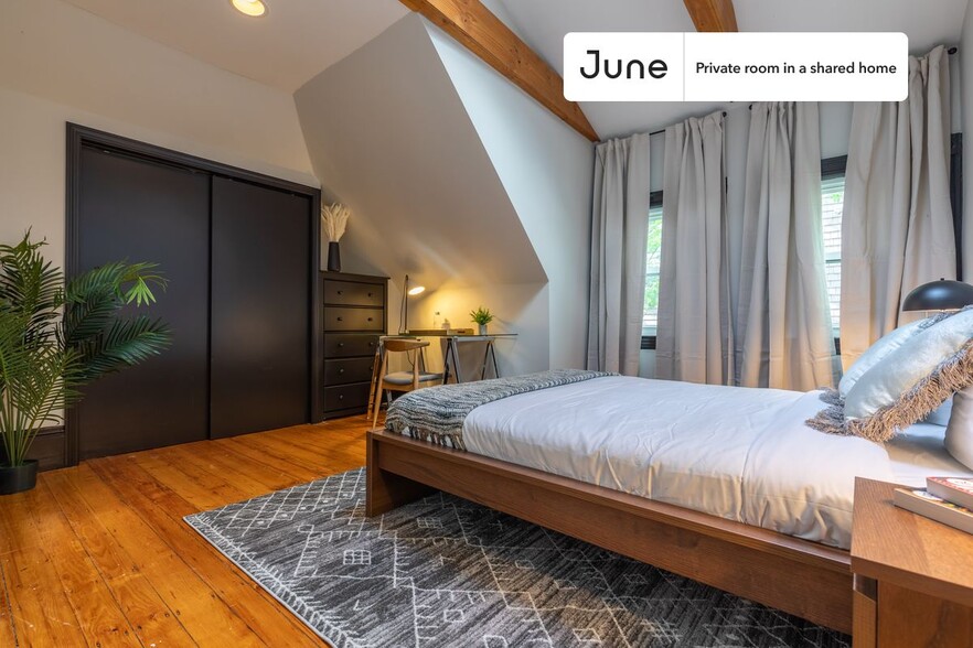 Building Photo - Private bedroom in 5 bed/2 bath Home