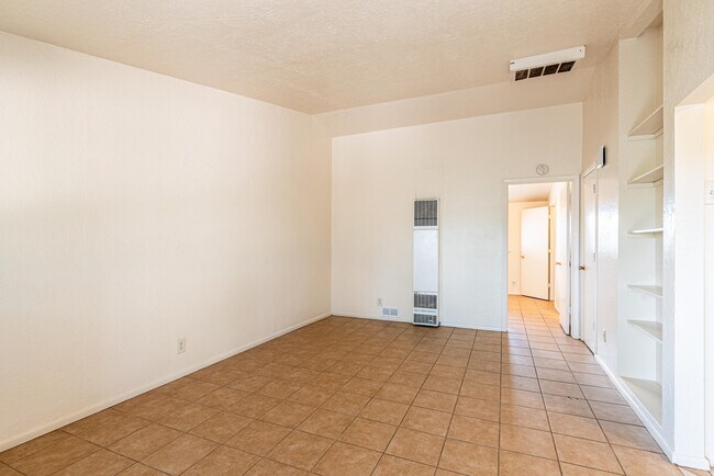 Building Photo - 206 Princeton Dr SE