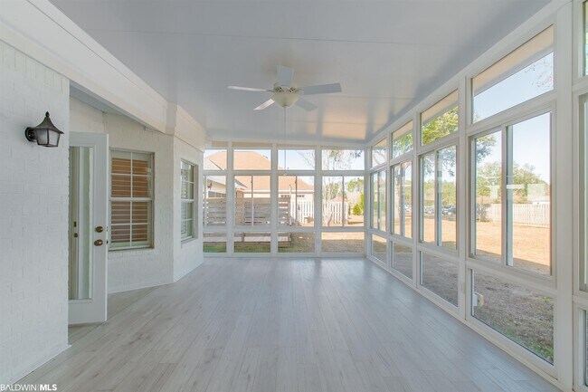 Building Photo - 117 Club Dr