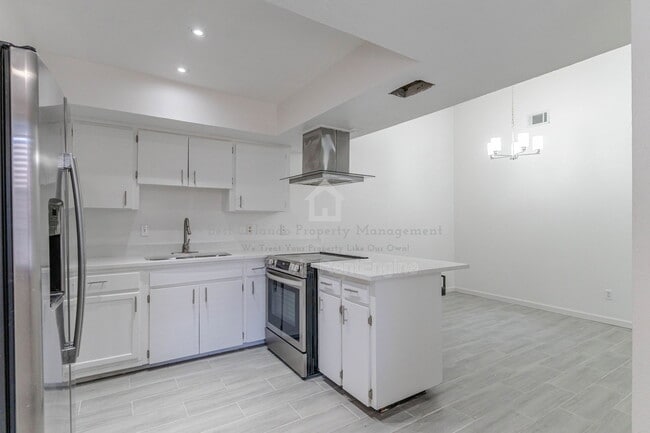 Building Photo - 911 Robinhood Ct