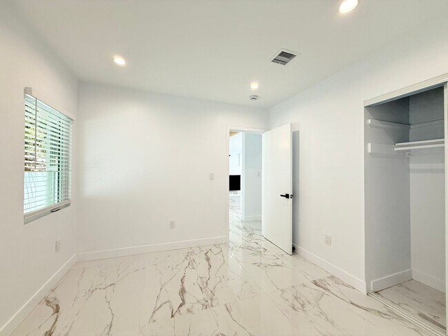 Building Photo - Sunset Plaza Home for Lease