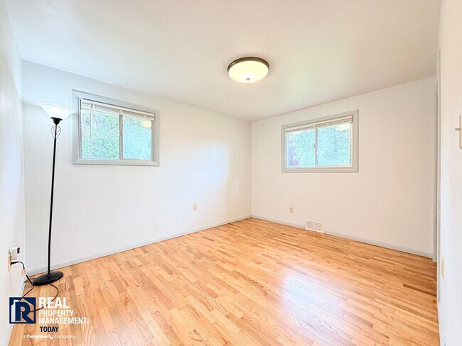 Building Photo - Charming Tacoma Home with Huge Fenced Yard, Garage & Hardwood Floors