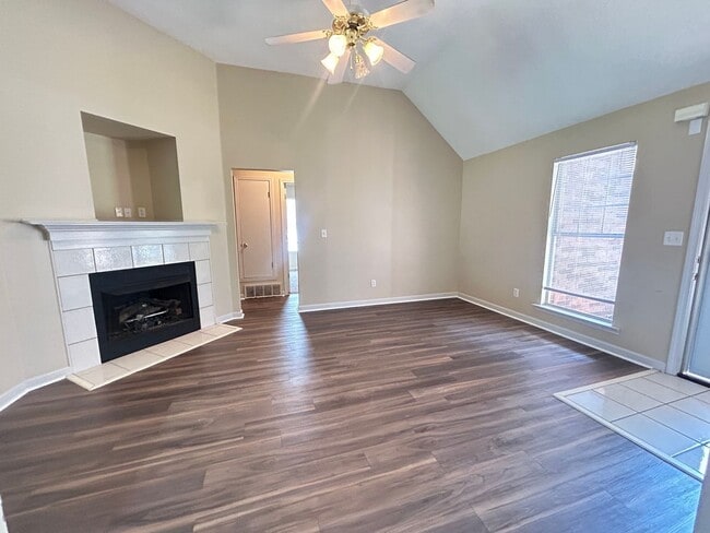 Building Photo - Cozy home in The Commons neighborhood offering split bedroom floor plan! Back yard is fully fence...