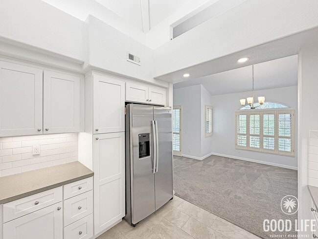 Building Photo - Comfortable 2BD/2BA Condo in La Jolla with Dual Garages, In-Unit Laundry & Pool Access