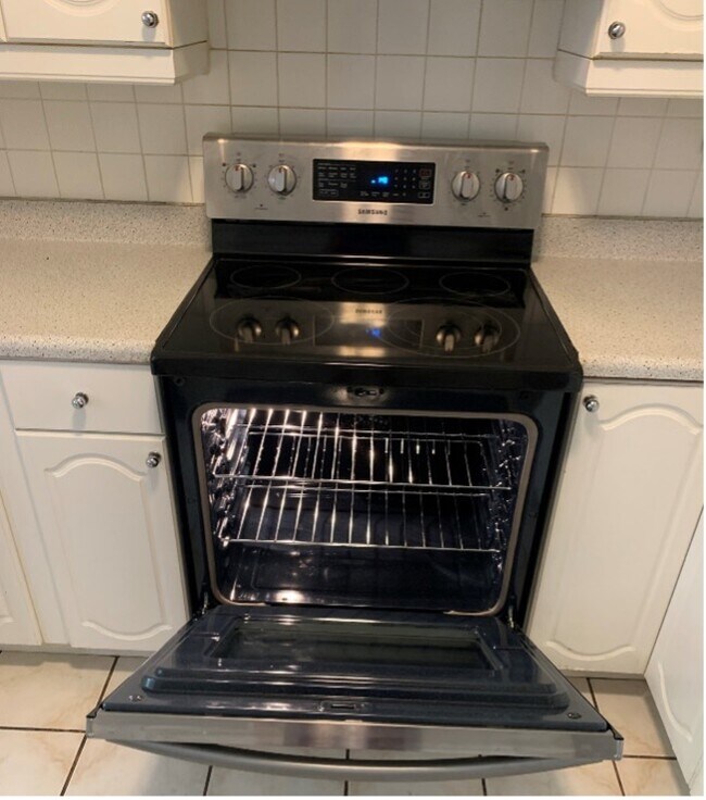 Kitchen Range - 440 Veteran Ave