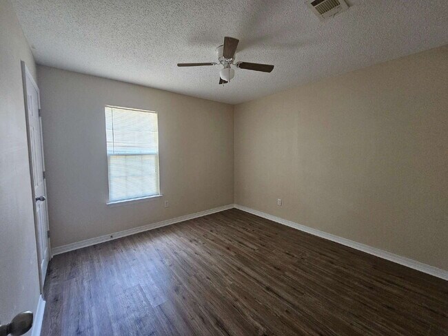 Building Photo - "Charming 3-Bed, 2-Bath Retreat Awaits!"  MOVE IN SPECIAL -- $250 off First Months Rent.