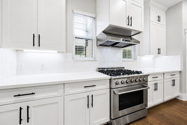 Building Photo - 1421 W 23rd St