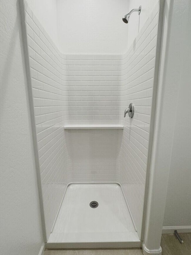 Building Photo - NEW 5 BEDROOM 3 BATHROOM HOME AVILABLE FOR RENT!