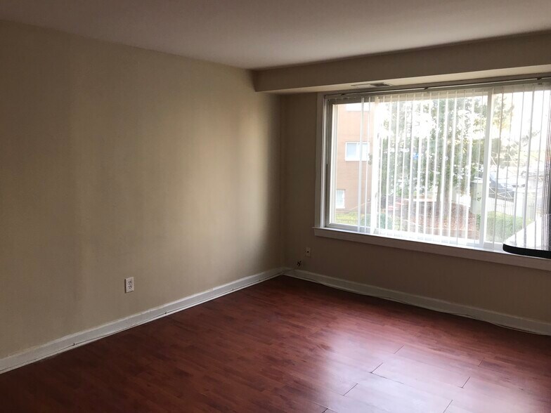 Building Photo - 750 Barnaby St SE