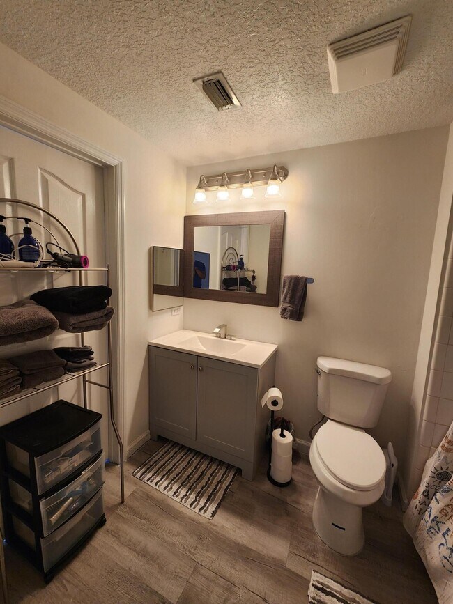Building Photo - 2103 Myrtlewood Cir E