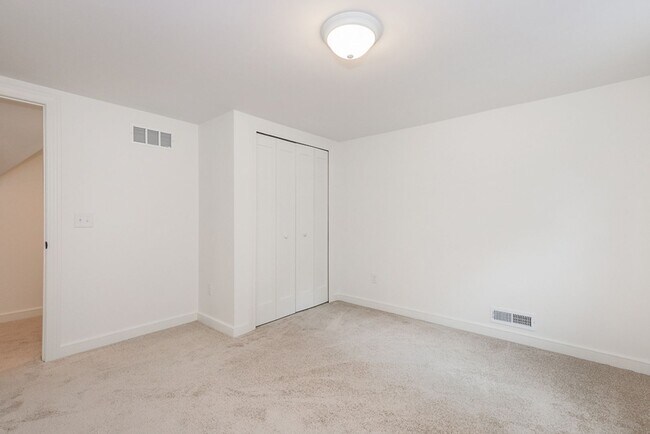 Building Photo - Four bedrooms/2.5 Baths Newly Remodeled Bay Village Home!