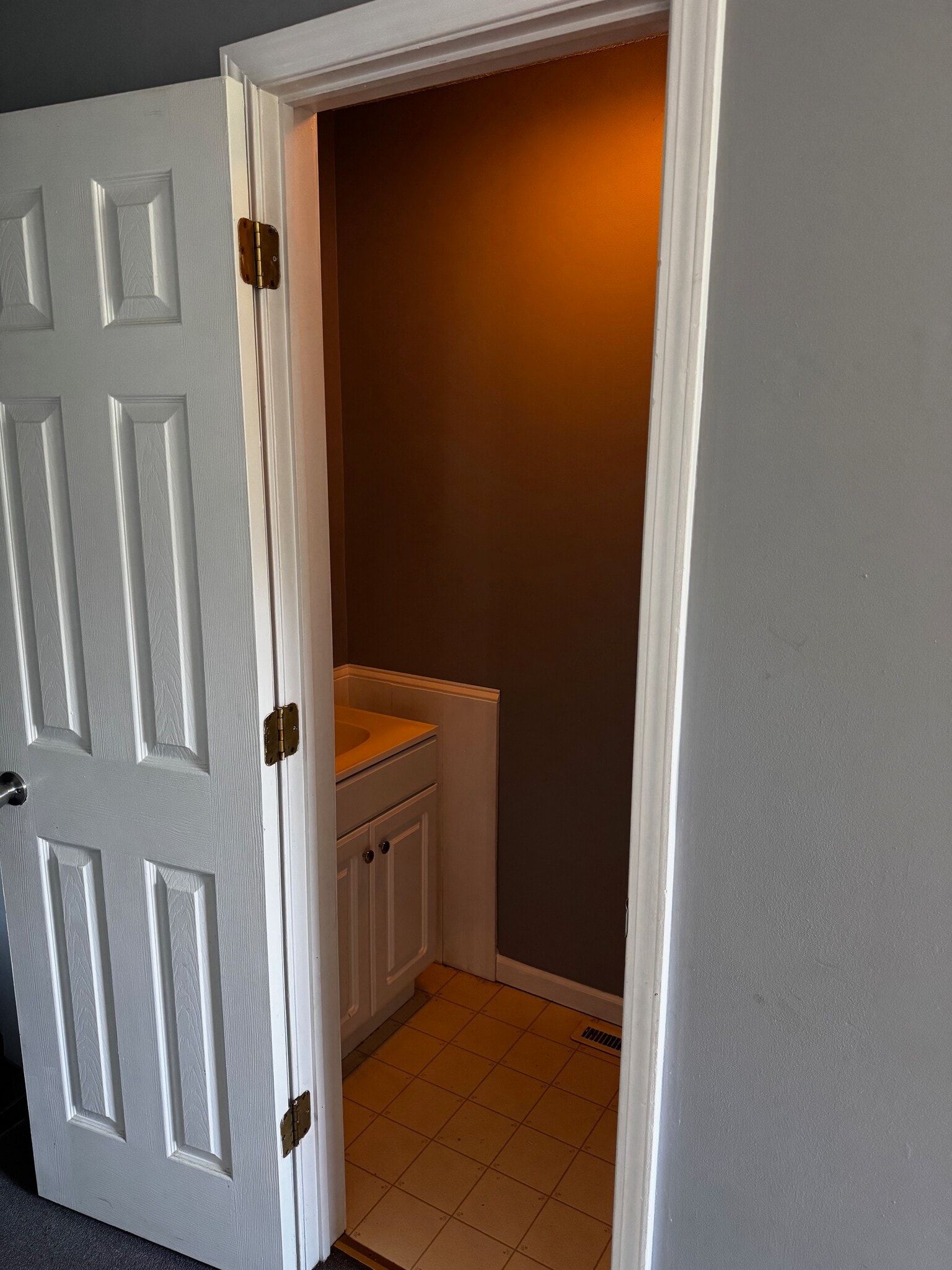 UPSTAIRS BATHROOM - 142 Skyline Dr