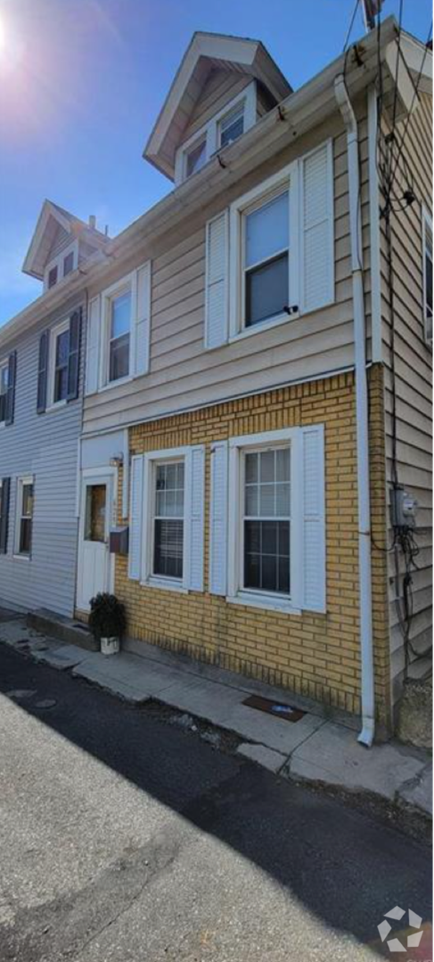 Building Photo - Available May 1!! Three bedroom home in We...