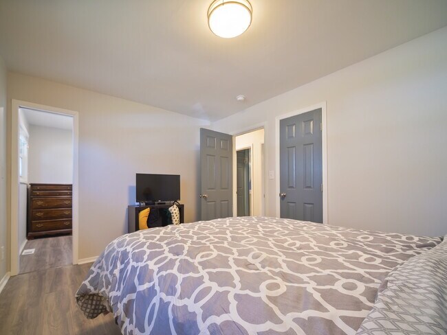 Building Photo - "Charming 2-Bedroom Retreat with Granite Elegance on Thornton Road!"