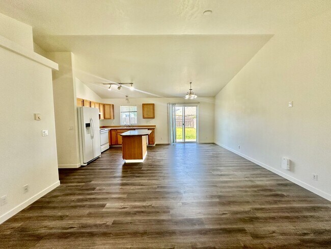 Building Photo - 3 bedroom ranch style home- Newly Renovated!!