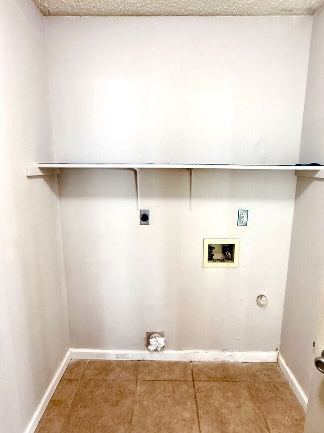 Building Photo - **APPLICATION RECEIVED** *MOVE IN SPECIAL* Beautiful 3 Bedroom Home with Granite Countertops & La...