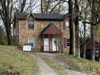 Building Photo - Great 2 bdrm  w/ Fenced in Back Courtyard ...