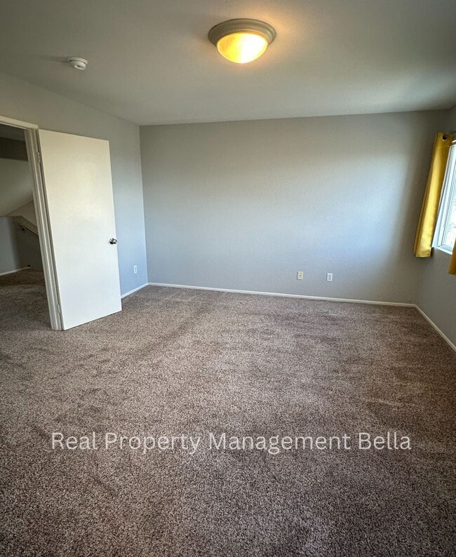 Building Photo - Lakeview Pool Retreat in a Private Cul-de-Sac Setting