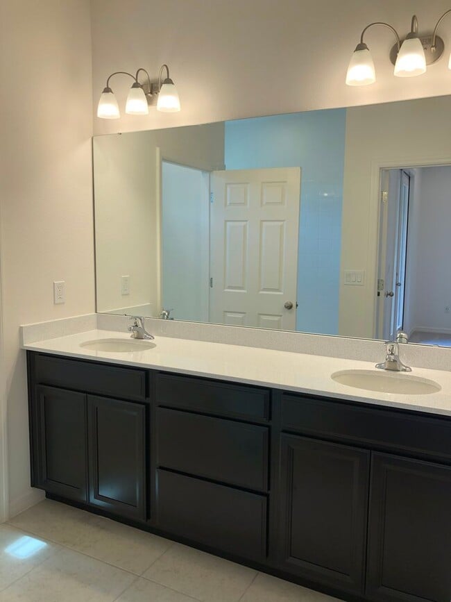 Building Photo - 4BD/3.5BA Townhome in Ravenna Winter Garden!