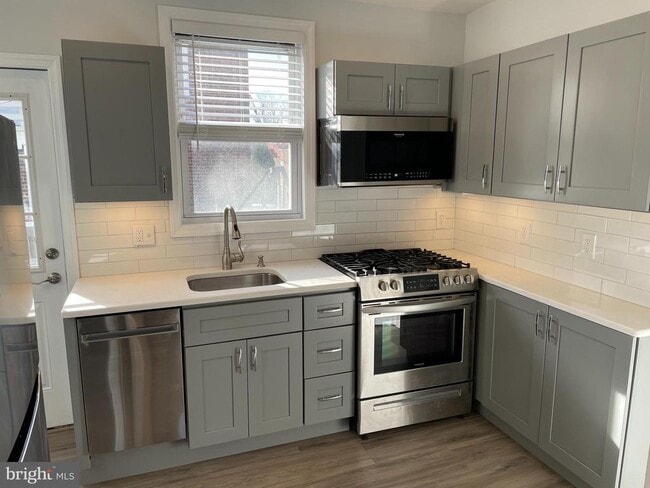 Building Photo - 760 W Railroad Ave