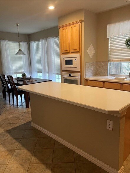 Building Photo - 2016 Deer Path Ct