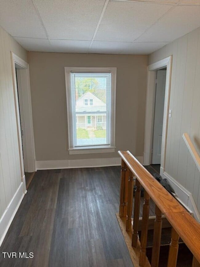 Building Photo - 4 Bedroom 2 Bath in Bristol, TN