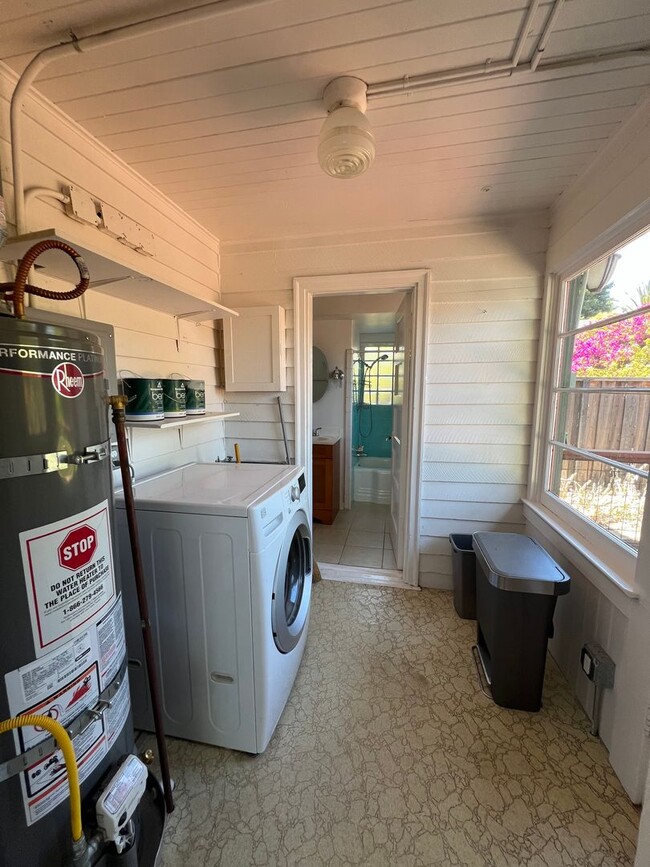 Building Photo - Charming 1910 Craftsman Home – 3BR/2BA + B...