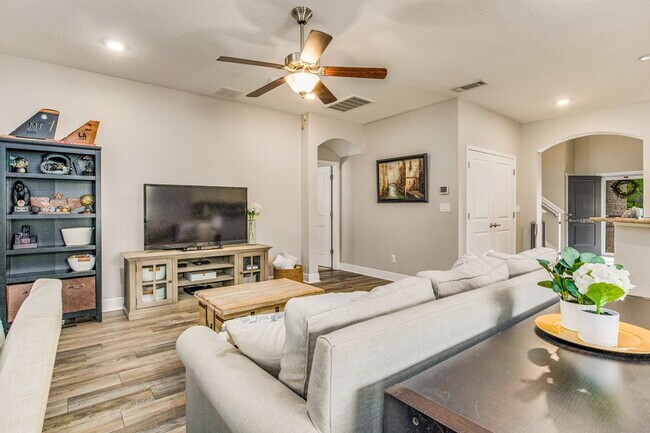 Building Photo - Bright and beautiful home in Windward Cove...