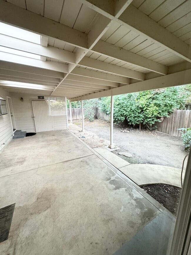 Building Photo - THREE BEDROOM TWO BATH  HOME in the Pocket...