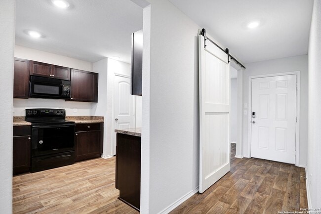 Building Photo - 2850 Lindenwood Run