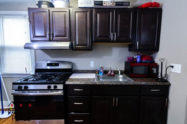 Building Photo - Spacious Single Family home with Huge Back...