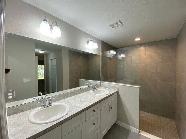 Building Photo - Custom Home - Desirable SW Ocala Neighborhood 3/2/2 **Won't Last**