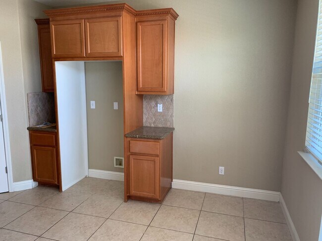 Building Photo - Single Story, Corner Lot in Brentwood!