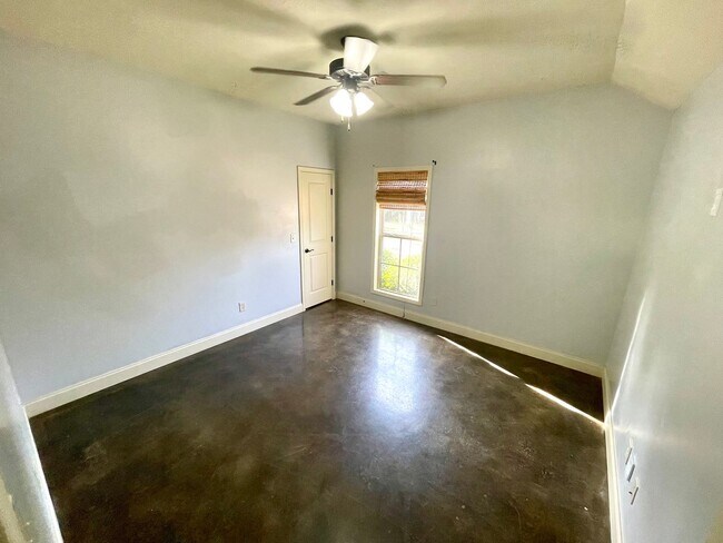 Building Photo - 106 Harvey Cir