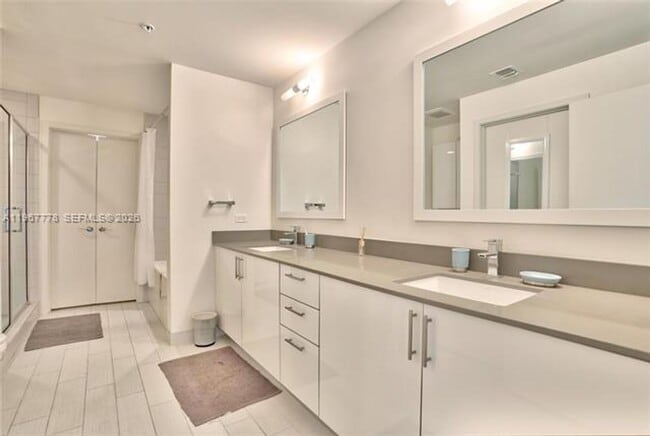 Building Photo - 999 SW 1st Ave