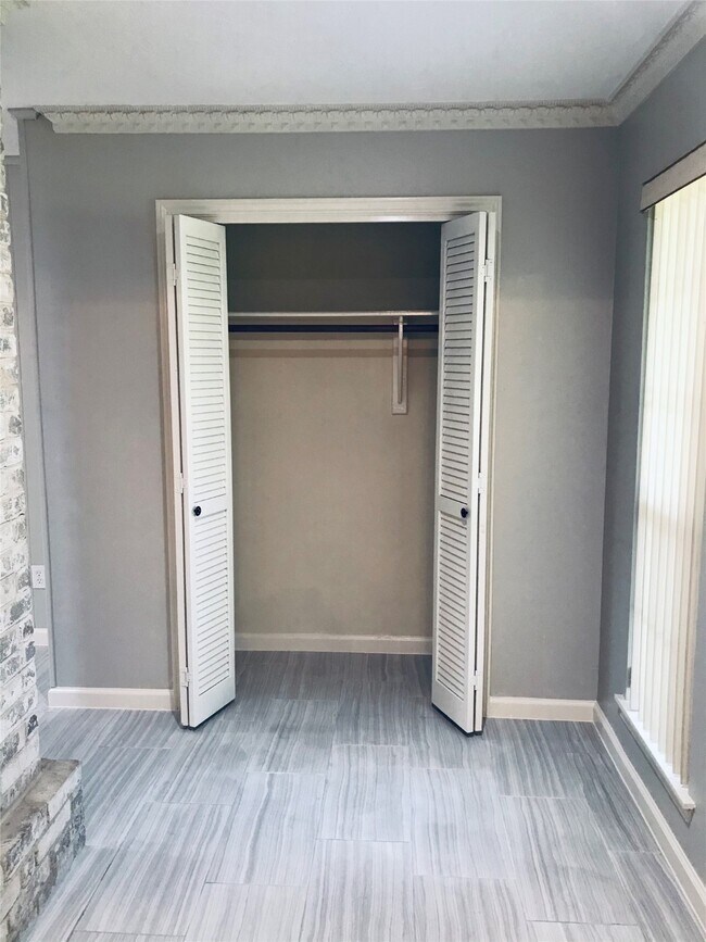 Building Photo - 3110 Springhill Dr