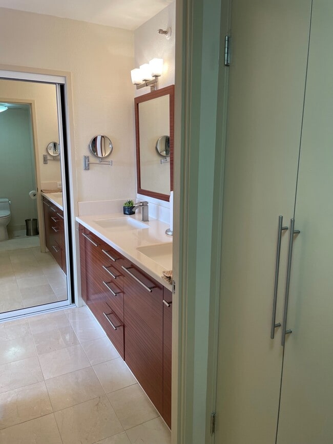 Building Photo - 2499 Kapiolani Blvd