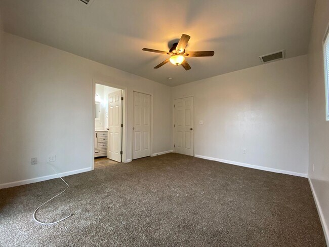 Building Photo - 863 Union St