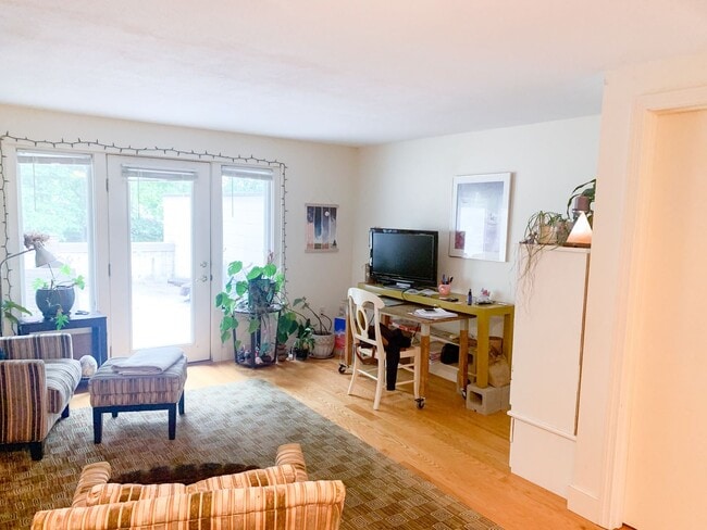 Building Photo - 2 Bedroom Condo in Amherst