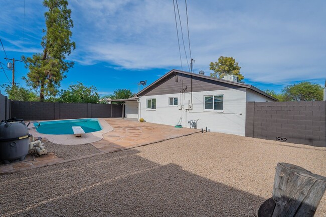 Building Photo - Great home in Tempe with a pool!