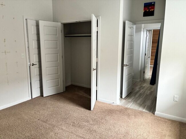 Building Photo - Elegant 6 BR 5 BA Home with Modern Amenities