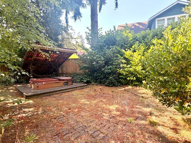 Building Photo - Beautifully Updated Craftsman in the Heart of North Tacoma