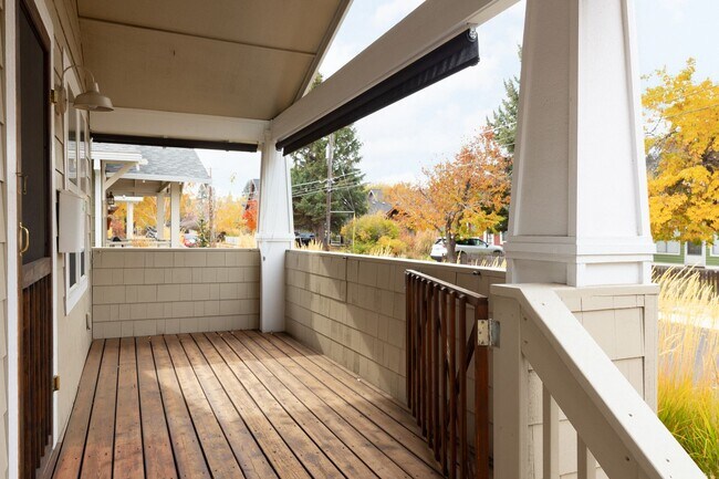 Building Photo - Remodeled & Charming 4 bed/3 bath w/ Yard and Hot Tub