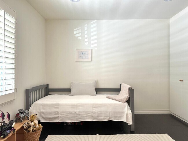 Building Photo - 927 Marine Ave