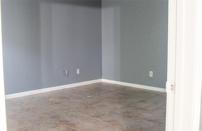 Building Photo - 13106 Hollowcreek Park Dr