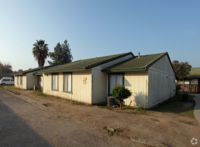 Building Photo - Shamrock Gardens Apartments