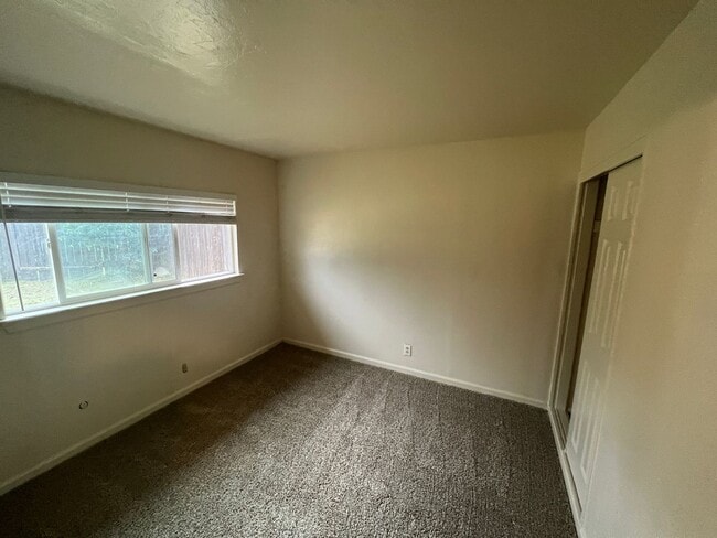 Building Photo - 1906 Bowling Green Dr